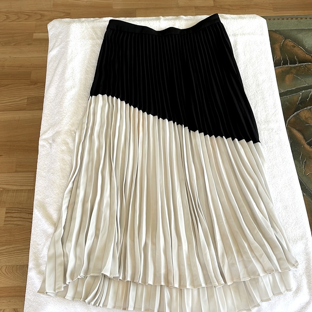 Express, Size Medium, Black/White